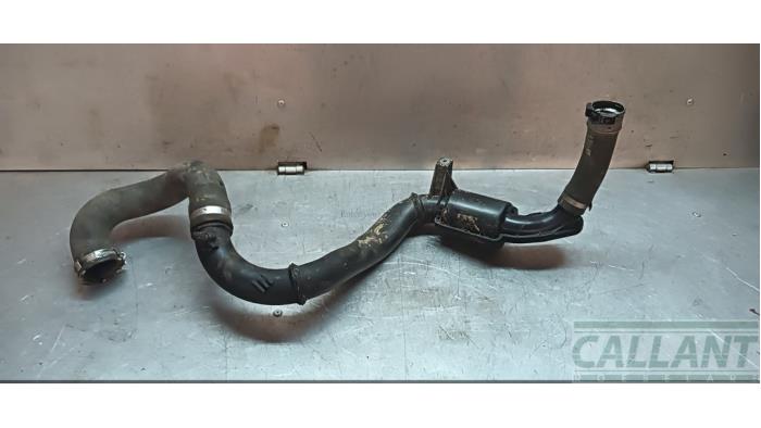 Gebruikte Intercooler Buis Opel Vivaro 2.0 CDTI 16V Prijs € 60,50 Inclusief btw aangeboden door Garage Callant