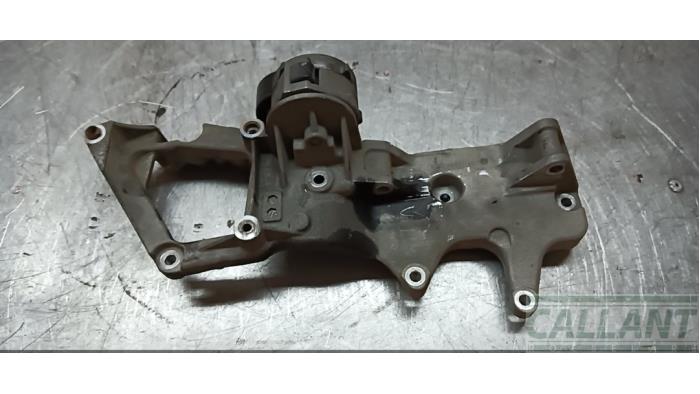 Gebruikte Dynamosteun boven Landrover Discovery Sport (LC) 2.2 sd4 16V Prijs € 30,25 Inclusief btw aangeboden door Garage Callant