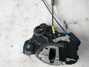Gebruikte Cilinderslot Portier links Toyota Avensis Wagon (T27) 2.0 16V D-4D-F Prijs op aanvraag aangeboden door Autohandel-Smet Gebroeders NV