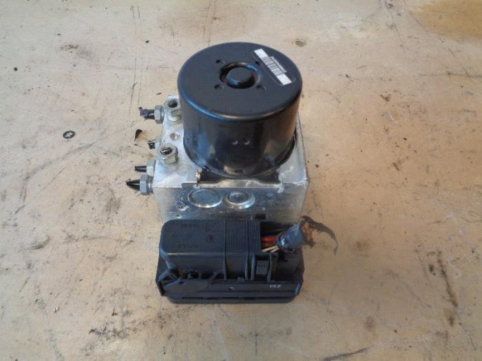 Gebruikte ABS Pomp Volvo S60 II (FS) 2.0 D3 20V Prijs op aanvraag aangeboden door Autohandel-Smet Gebroeders NV