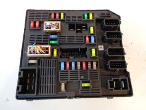 Gebruikte Zekeringkast Renault Latitude 2.0 dCi 16V 175 FAP Prijs op aanvraag aangeboden door Autohandel-Smet Gebroeders NV
