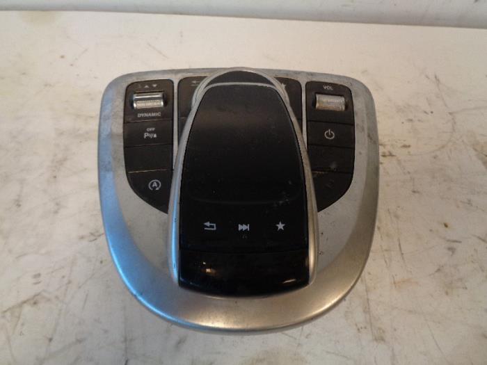 Radiobedienings paneel van een Mercedes-Benz Vito Tourer (447.7) 2.2 116 CDI 16V 2017