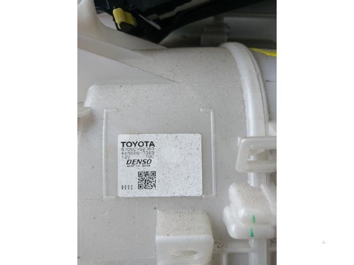 Kachelhuis van een Toyota Verso S 1.33 16V Dual VVT-I 2011