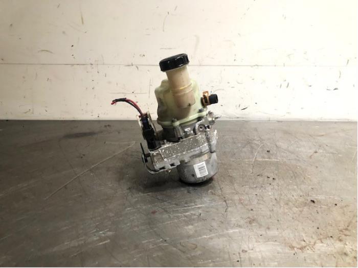 Gebruikte Pomp Servo Dacia Lodgy (JS/SD0J) 1.6 Sce 100 16V Prijs op aanvraag aangeboden door Autohandel-Smet Gebroeders NV