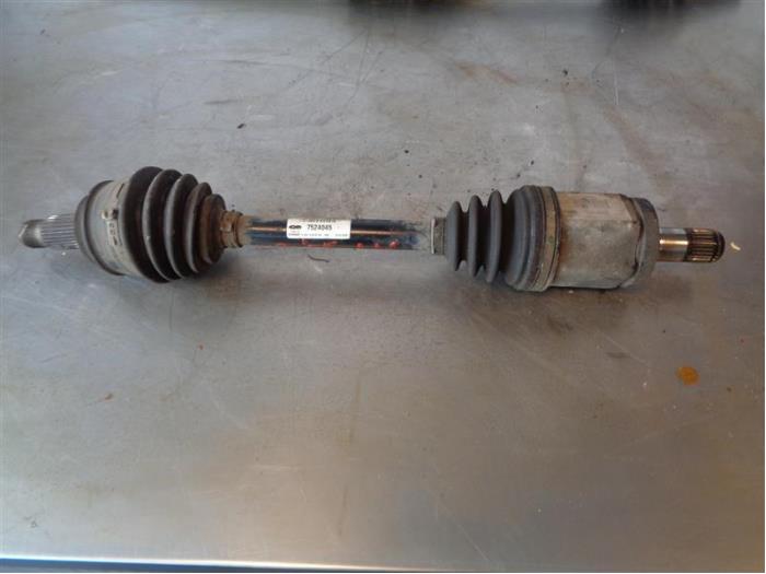 Gebruikte Aandrijfas links-voor BMW X3 (E83) 2.0d 16V Prijs op aanvraag aangeboden door Autohandel-Smet Gebroeders NV