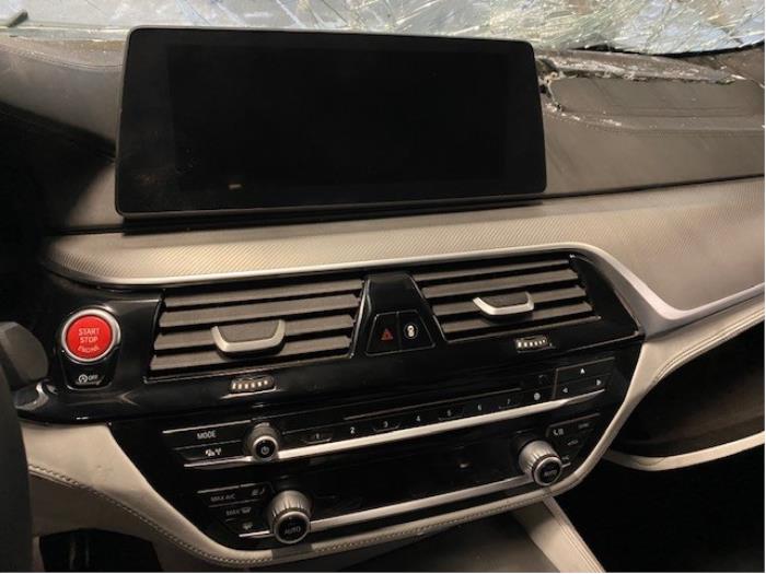 Gebruikte Display Interieur BMW 5 serie (G30) M5 xDrive 4.4 V8 32V TwinPower Turbo Prijs op aanvraag aangeboden door Autohandel-Smet Gebroeders NV