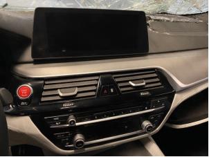 Gebruikte Display Interieur BMW 5 serie (G30) M5 xDrive 4.4 V8 32V TwinPower Turbo Prijs op aanvraag aangeboden door Autohandel-Smet Gebroeders NV