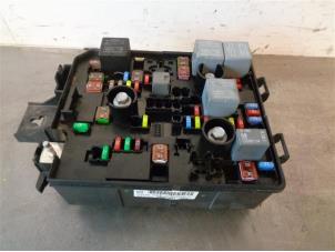 Gebruikte Zekeringkast Opel Corsa E 1.4 16V Prijs op aanvraag aangeboden door Autohandel-Smet Gebroeders NV