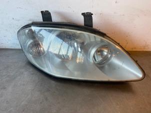 Gebruikte Koplamp rechts Ssang Yong Rodius 2.7 270 Xdi 20V 4x2 Prijs op aanvraag aangeboden door Autohandel-Smet Gebroeders NV
