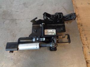 Gebruikte Cabriodak scharnier Nissan 370 Z Roadster (Z34B) 3.7 V6 24V Prijs op aanvraag aangeboden door Autohandel-Smet Gebroeders NV