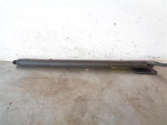 Gasdemper rechts-achter van een Volkswagen Tiguan (AD1) 2.0 TDI 16V BlueMotion Techn.SCR 4Motion 2017