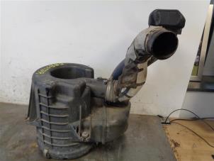 Gebruikte Luchtfilterhuis Nissan Cabstar (F22) 35.14/45.14 DCI Prijs op aanvraag aangeboden door Autohandel-Smet Gebroeders NV