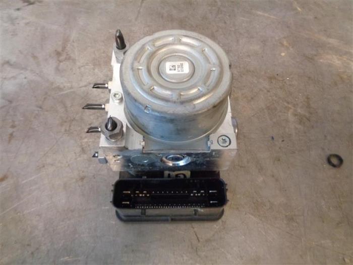 Gebruikte ABS Pomp Ford Fiesta 7 1.1 Ti-VCT 12V 85 Prijs op aanvraag aangeboden door Autohandel-Smet Gebroeders NV