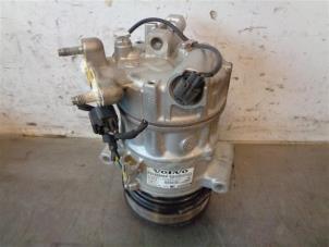 Gebruikte Pomp Airco Volvo V40 (MV) 2.0 D2 16V Prijs op aanvraag aangeboden door Autohandel-Smet Gebroeders NV
