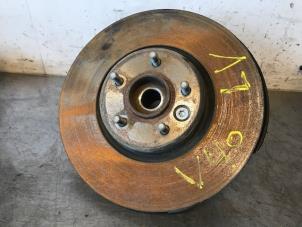 Gebruikte Fusee links-voor Volvo V40 (MV) 2.0 D2 16V Prijs op aanvraag aangeboden door Autohandel-Smet Gebroeders NV
