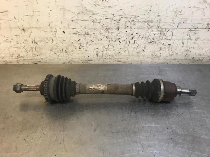 Gebruikte Aandrijfas links-voor Peugeot 206 SW (2E/K) 1.4 HDi Prijs op aanvraag aangeboden door Autohandel-Smet Gebroeders NV