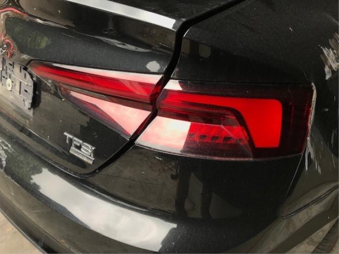 Achterlicht rechts van een Audi A5 Sportback (F5A/F5F) 2.0 T MHEV 16V 2018