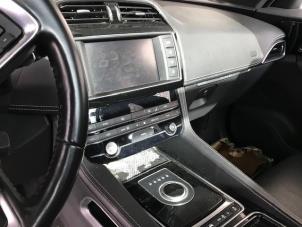 Gebruikte Navigatie Display Jaguar F-Pace 2.0 D 180 16V AWD Prijs op aanvraag aangeboden door Autohandel-Smet Gebroeders NV