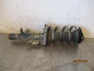 Gebruikte Veerschroef voor Ford Kuga II (DM2) 2.0 TDCi 16V 120 Prijs op aanvraag aangeboden door Autohandel-Smet Gebroeders NV