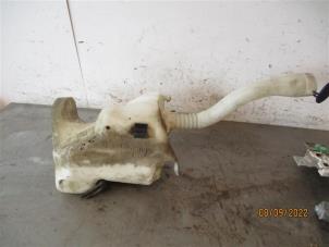 Gebruikte Ruitensproeiertank voor Peugeot 3008 I (0U/HU) 1.6 HDiF 16V Prijs op aanvraag aangeboden door Autohandel-Smet Gebroeders NV