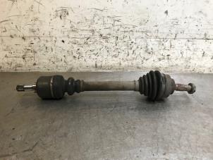Gebruikte Aandrijfas links-voor Peugeot 307 SW (3H) 1.6 HDi 16V Prijs op aanvraag aangeboden door Autohandel-Smet Gebroeders NV