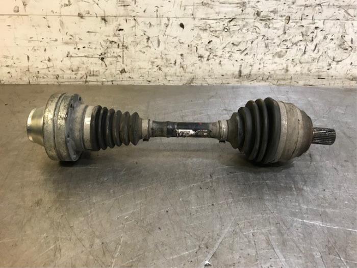 Gebruikte Aandrijfas links-voor Volkswagen Amarok 3.0 TDI V6 24V 4Motion Prijs op aanvraag aangeboden door Autohandel-Smet Gebroeders NV