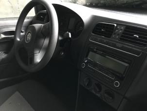 Gebruikte Radio Volkswagen Polo V (6R) 1.2 12V BlueMotion Technology Prijs op aanvraag aangeboden door Autohandel-Smet Gebroeders NV