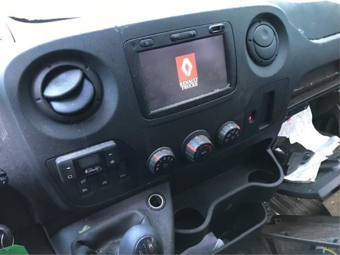 Gebruikte Display Interieur Renault Master III (JV) 2.3 dCi 16V 145 Prijs op aanvraag aangeboden door Autohandel-Smet Gebroeders NV