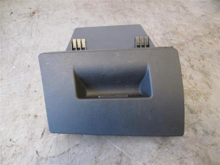 Opbergvak van een BMW 2 serie Active Tourer (F45) 218d 2.0 TwinPower Turbo 16V 2014