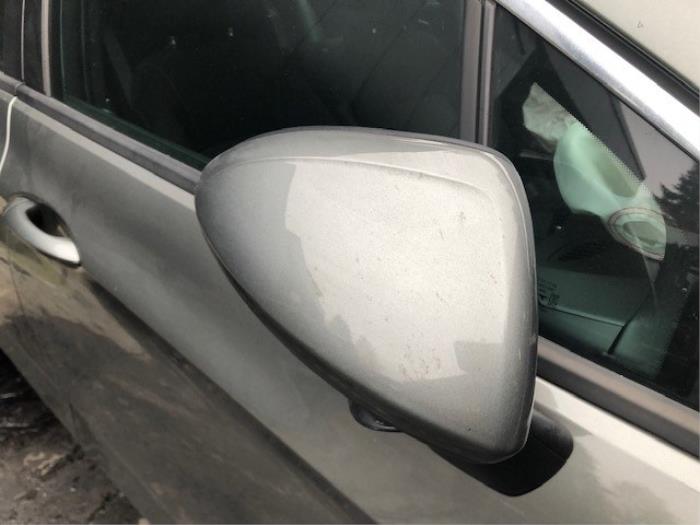 Buitenspiegel rechts van een Opel Astra K  2017