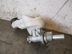 Gebruikte Hoofdremcilinder Peugeot 108 1.0 12V Prijs op aanvraag aangeboden door Autohandel-Smet Gebroeders NV