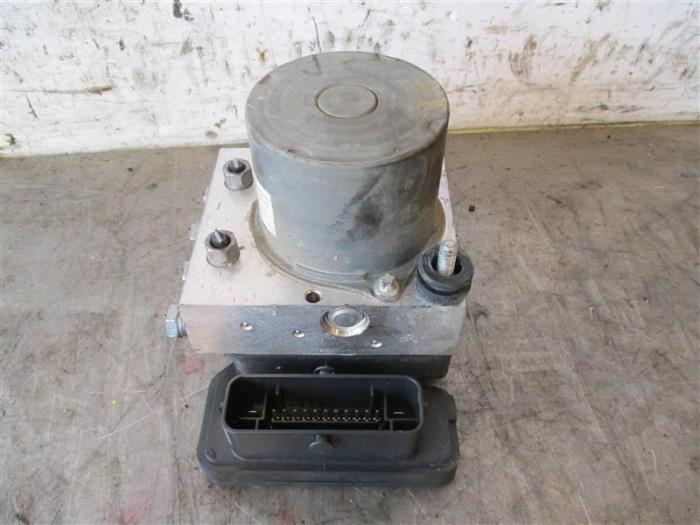Gebruikte ABS Pomp Citroen C3 (SX/SW) 1.5 Blue HDi 100 16V Prijs op aanvraag aangeboden door Autohandel-Smet Gebroeders NV