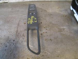 Gebruikte Elektrisch Raam Schakelaar Renault Clio IV (5R) 0.9 Energy TCE 75 12V Prijs op aanvraag aangeboden door Autohandel-Smet Gebroeders NV