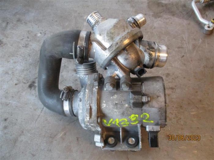 Gebruikte Waterpomp BMW 6 serie (E63) 630i 24V Prijs op aanvraag aangeboden door Autohandel-Smet Gebroeders NV
