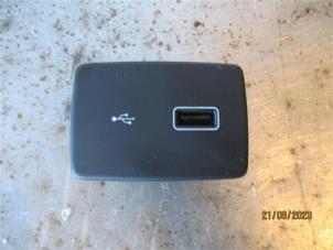Gebruikte AUX/USB aansluiting Citroen Jumper (U9) 2.2 Blue HDi 165 Prijs op aanvraag aangeboden door Autohandel-Smet Gebroeders NV