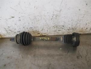 Gebruikte Aandrijfas links-voor Volkswagen Polo IV (9N1/2/3) Prijs op aanvraag aangeboden door Autohandel-Smet Gebroeders NV