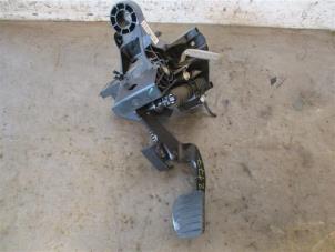 Gebruikte Koppelingspedaal Renault Trafic (1FL/2FL/3FL/4FL) 2.0 dCi 16V 130 Prijs op aanvraag aangeboden door Autohandel-Smet Gebroeders NV