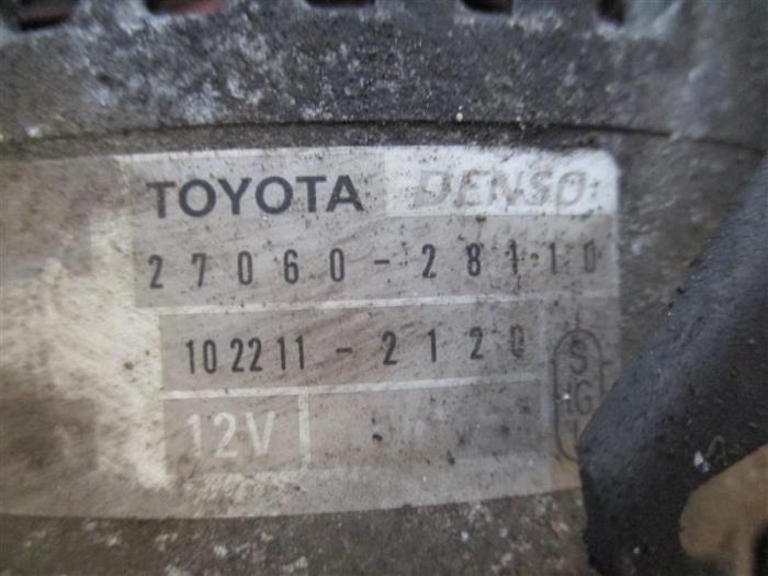 Alternator van een Toyota RAV4 (A2) 2.0 16V VVT-i 4x4 2003