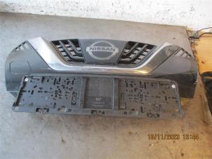 Gebruikte Grille Nissan Qashqai (J11) 1.3 DIG-T 140 16V Prijs op aanvraag aangeboden door Autohandel-Smet Gebroeders NV