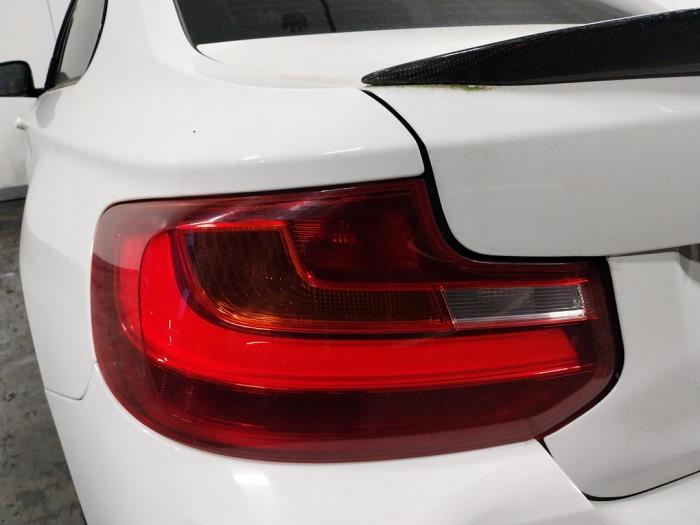 Achterlicht links van een BMW 2 serie (F22) 218d 2.0 16V 2017