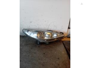 Gebruikte Koplamp rechts Peugeot 207 CC (WB) 1.6 16V Prijs op aanvraag aangeboden door Autohandel-Smet Gebroeders NV