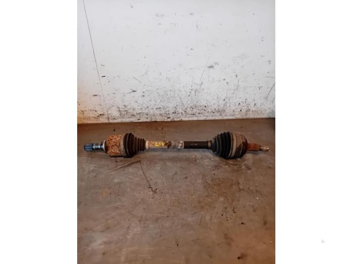 Gebruikte Aandrijfas links-voor Renault Master III (FV) 2.3 dCi 110 16V FWD Prijs op aanvraag aangeboden door Autohandel-Smet Gebroeders NV