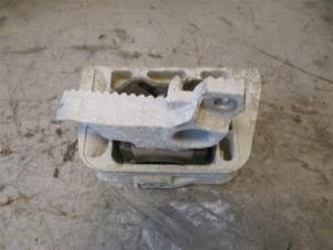 Gebruikte Motorsteun Renault Master III (FV) 2.3 dCi 145 16V RWD Prijs op aanvraag aangeboden door Autohandel-Smet Gebroeders NV