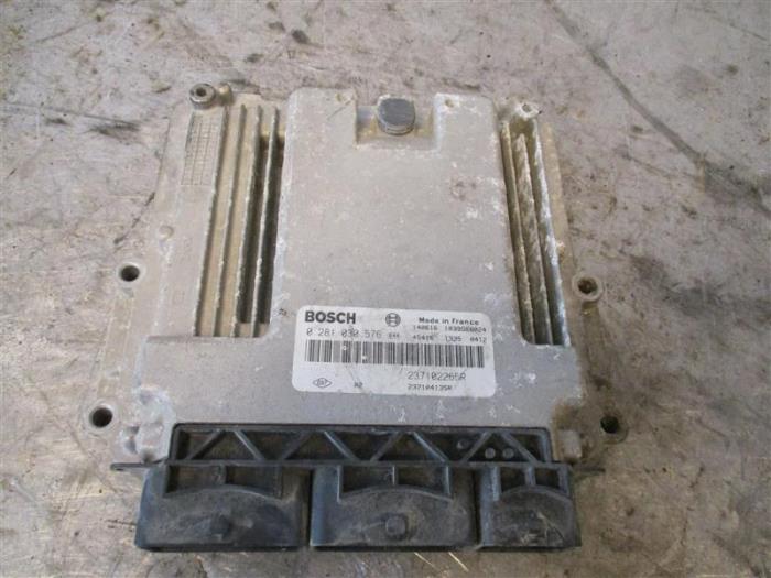 Gebruikte Computer Motormanagement Renault Master III (FV) 2.3 dCi 145 16V RWD Prijs op aanvraag aangeboden door Autohandel-Smet Gebroeders NV