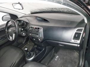Gebruikte Airbag set + dashboard Hyundai i20 1.2i 16V Prijs op aanvraag aangeboden door Autohandel-Smet Gebroeders NV