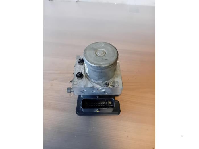 ABS Pomp van een Hyundai i20 1.2i 16V 2013