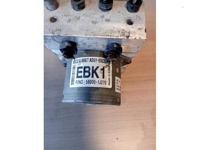 ABS Pomp van een Hyundai i20 1.2i 16V 2013