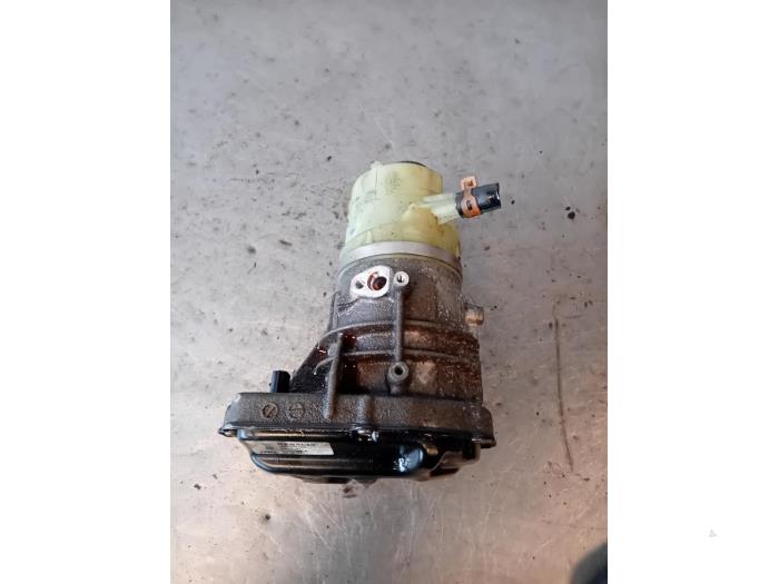 Pomp Servo Renault Trafic (1FL/2FL/3FL/4FL), 2014 1.6 dCi 120 Twin Turbo, Bestel, Diesel, 1.598cc, 88kW (120pk), FWD, R9M452; R9MD4, 2014-05, 2FL (Gebruikt)