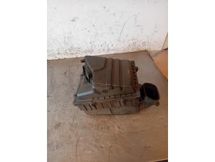 Gebruikte Luchtfilterhuis Audi A1 Sportback (8XA/8XF) Prijs op aanvraag aangeboden door Autohandel-Smet Gebroeders NV