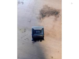 Gebruikte Handrem schakelaar Peugeot 3008 II (M4/MC/MJ/MR) 1.6 BlueHDi 115 Prijs op aanvraag aangeboden door Autohandel-Smet Gebroeders NV